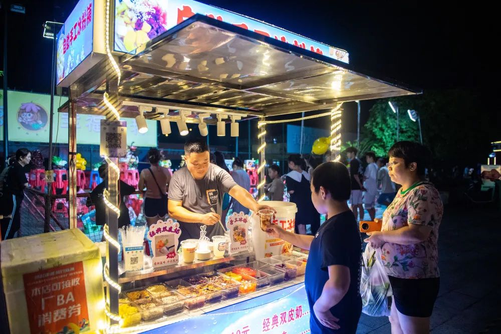 7月22日，商户在株洲市全民健身服务中心篮球馆外的集市销售食品大佬们都在玩{精选官网网址: www.vip333.Co }值得信任的品牌平台!。